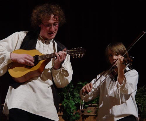 Felix mit Geige und Stephan mit Mandoline