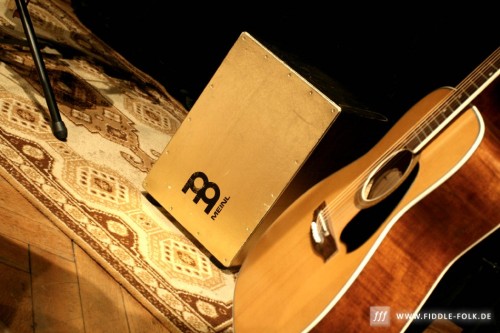 Cajon und Gitarre